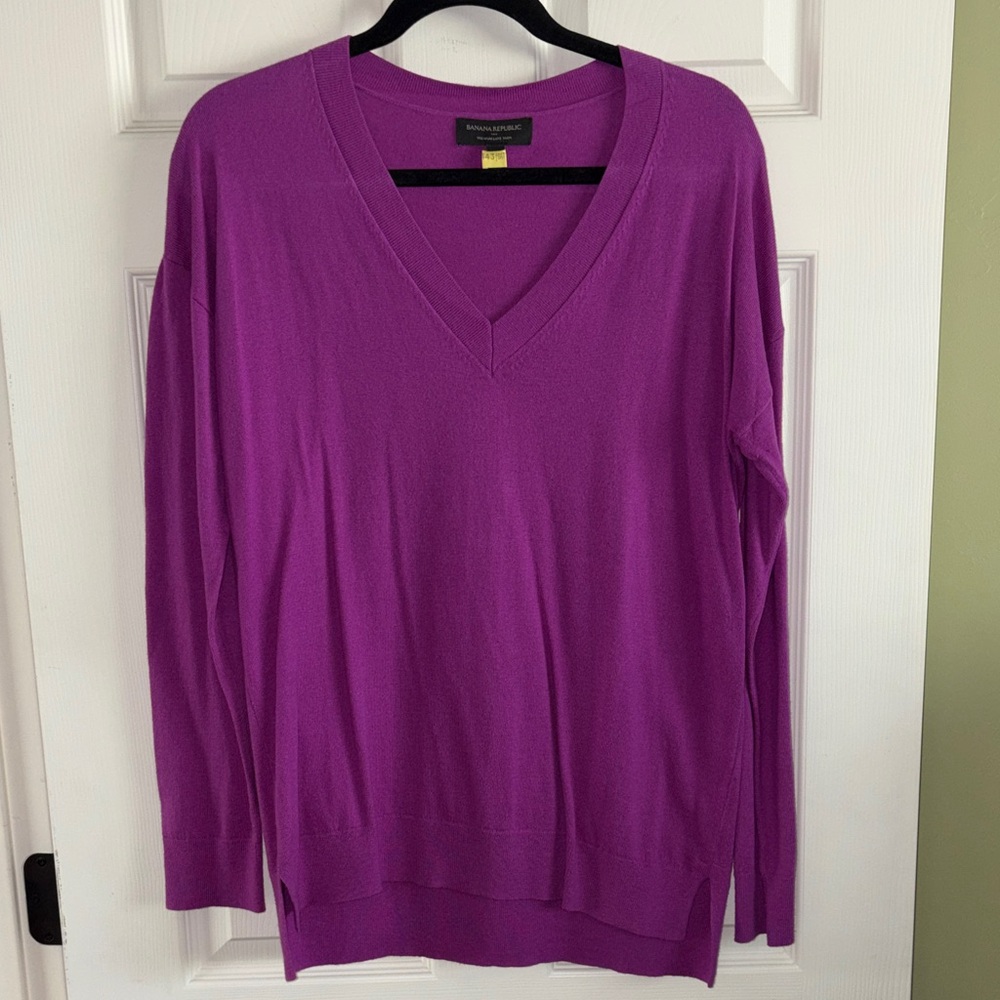 Banana Republic V neck sweater size Medium purple
